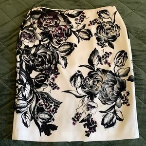 White House Black Market Striking Fully Lined Floral Pencil Skirt